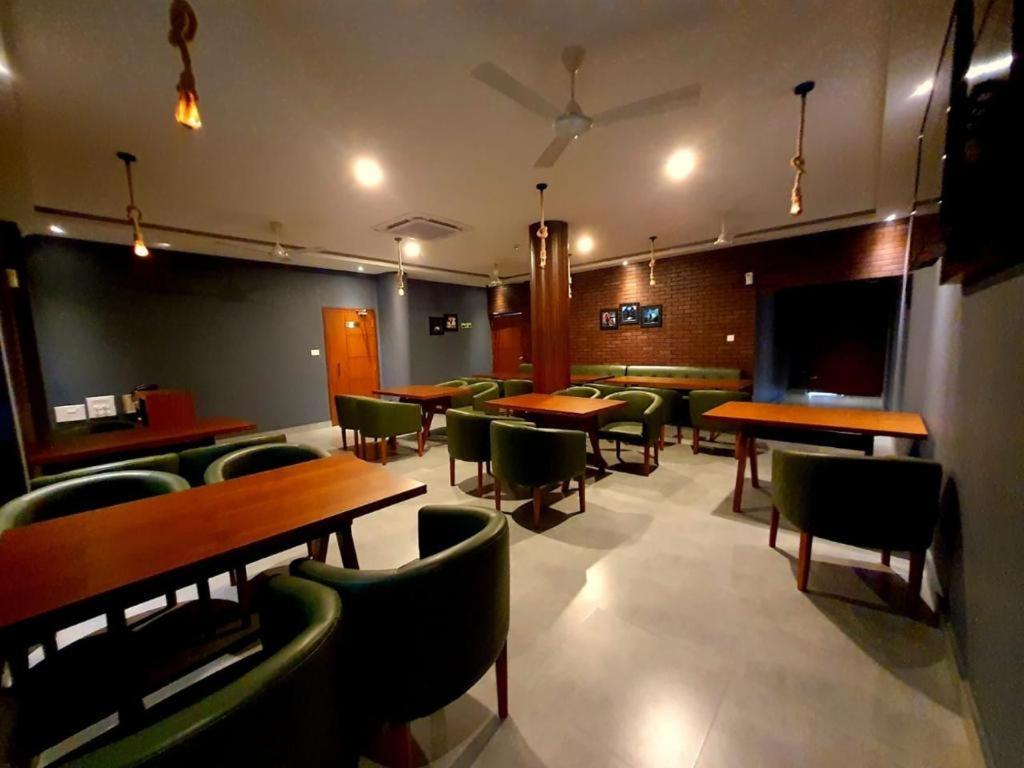 Emperor-Hotel Rachana Continental Pvt Ltd Kizhake Chālakudi Exterior foto