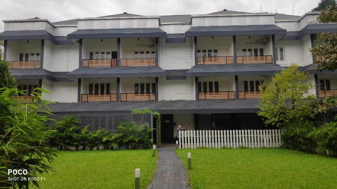 Emperor-Hotel Rachana Continental Pvt Ltd Kizhake Chālakudi Exterior foto