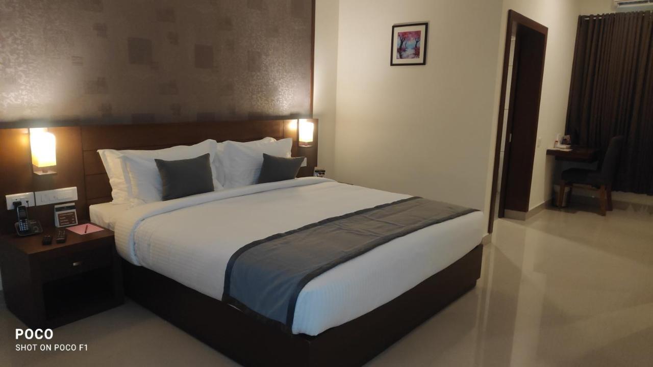 Emperor-Hotel Rachana Continental Pvt Ltd Kizhake Chālakudi Exterior foto