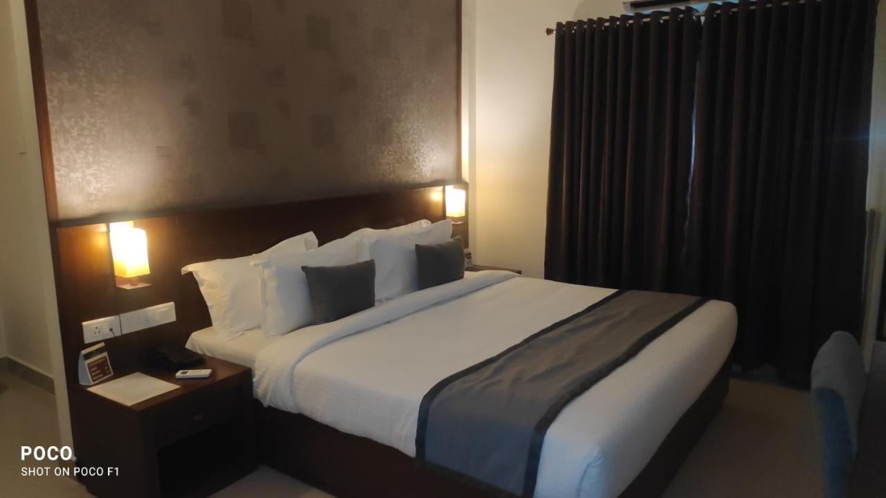 Emperor-Hotel Rachana Continental Pvt Ltd Kizhake Chālakudi Exterior foto